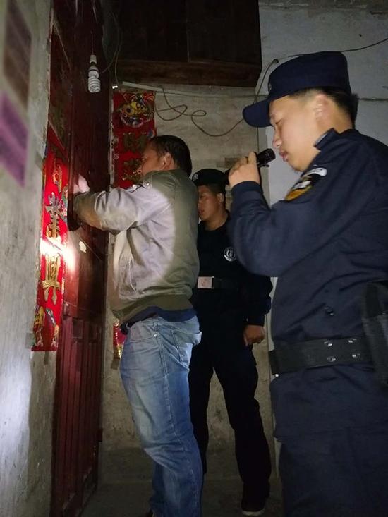 潘家庄镇粗心妈妈误将幼女锁家中 民警全城寻开锁师傅开门